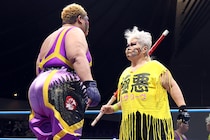 【全日本】ダンプ松本が全日本初参戦でアジャと遭遇 黒潮粉砕で大晦日ランブル制す