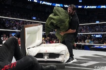 【AEW】モクスリーが復帰PACの援護射撃でアリンとの棺桶マッチ制す