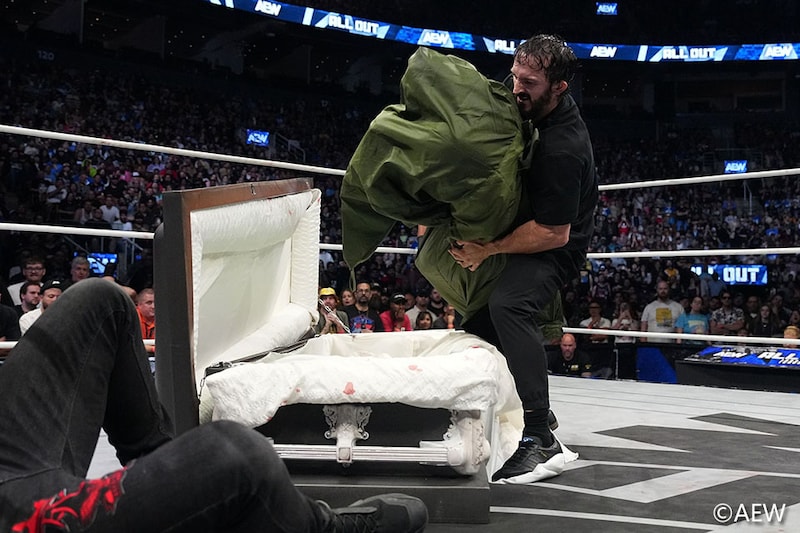 【AEW】モクスリーが復帰PACの援護射撃でアリンとの棺桶マッチ制す