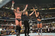 【WWE】パンク&AJリーがロリンズ&ベッキーとの夫婦対決制す