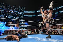 【WWE】イヨ&リアがジュリア&キアナ返り討ちでWWE女子タッグ王座防衛 次週ナイア&ラッシュを迎撃