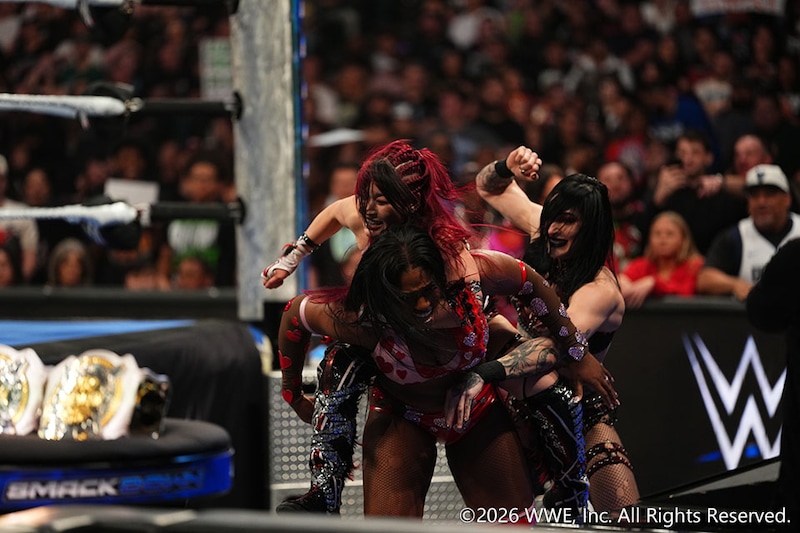 【WWE】イヨ&リアがナイア&ラッシュと痛み分けも女子タッグ王座2週連続防衛