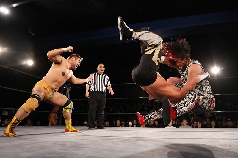 【DRAGONGATE】元武藤全日本トリオ実現 征矢が呪文の餌食もKAIがブラめん料理