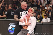 【WWE】レッスルマニア統一WWE王座戦へ調印式も 暴走オートンが王者コーディを血祭り