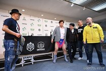 【DDT】鈴木が公開会見で今林久弥GMからアイアンマン王座を強奪