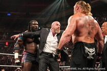 【WWE】レスナーとオバ・フェミが一触即発もトリプルHが制止
