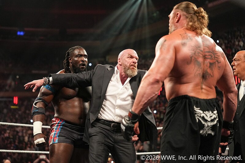 【WWE】レスナーとオバ・フェミが一触即発もトリプルHが制止