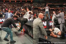 【WWE】レッスルマニア世界ヘビー戦へパンクがレインズをテーブル葬で報復