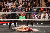 【WWE】イヨがアスカに場外弾でカイリ救出もラケルとの一騎打ちに敗北