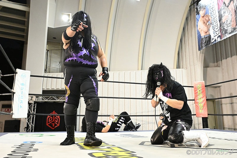 【DDT】本人不在でニセ佐々木が続々出現 新リーダー宣言の佐々木大シオンが高木を襲撃