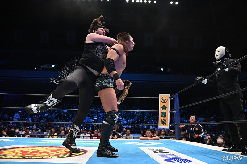 【新日本】TAKESHITAが海野と激闘ドローでTV王座V2 謎の能面男と出現のオーエンズが王者襲撃