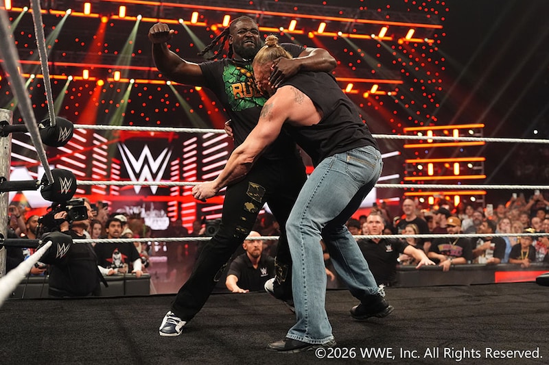 【WWE】レスナーとオバ・フェミがレッスルマニアでの対決へ大乱闘