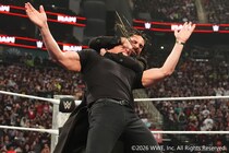 【WWE】グンターがロリンズ襲撃で乱闘 ヘイマンと握手