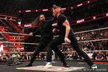 【WWE】ロリンズがレッスルマニアでの一騎打ちへグンターを逆襲撃