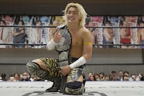 【DDT】UNIVERSAL王者・須見が先輩・勝俣退け初防衛 「世界に飛び立って防衛戦をしたい」