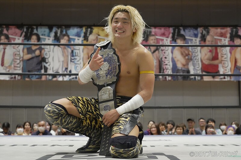 【DDT】UNIVERSAL王者・須見が先輩・勝俣退け初防衛 「世界に飛び立って防衛戦をしたい」