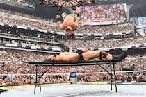 【WWE】ファトゥがマッキンタイアをテーブル葬 激闘遺恨対決制す