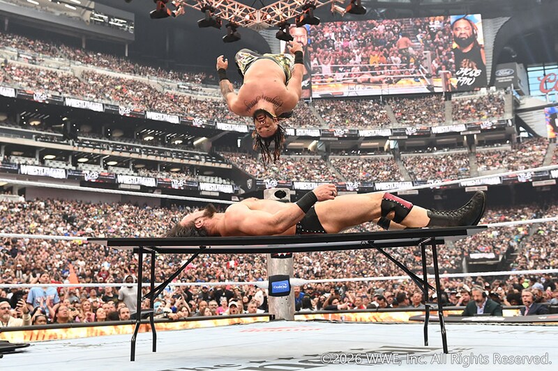 【WWE】ファトゥがマッキンタイアをテーブル葬 激闘遺恨対決制す