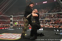 【WWE】ファトゥ襲撃でレインズ受諾 『バックラッシュ』での世界ヘビー戦が決定的に