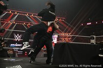 【WWE】ファトゥが世界ヘビー戦調印式で王者レインズをテーブル葬
