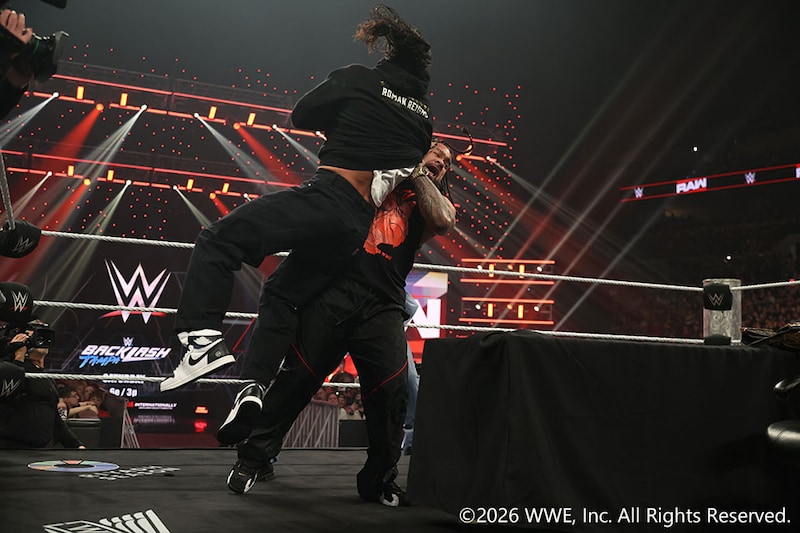 【WWE】ファトゥが世界ヘビー戦調印式で王者レインズをテーブル葬