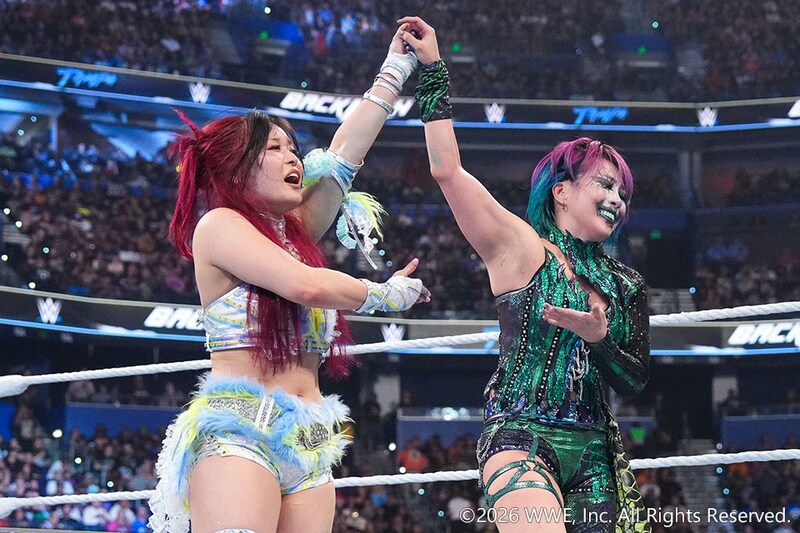【WWE】日本人対決実現 イヨが“先輩"アスカを熱戦撃破で和解の抱擁
