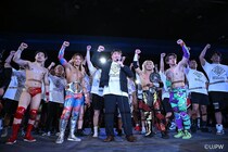 【UJPW】8団体30選手出場の若手興行メインでドラゲー・田中が激勝 棚橋社長&全員で「愛してま〜す」締め
