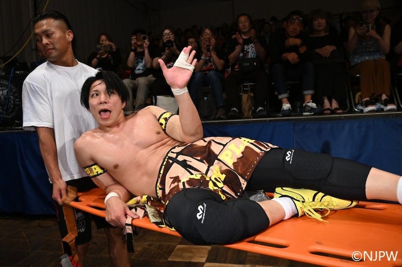 【新日本】YOHが反則ねつ造で無傷のSHOから会心の勝利強奪 「あっかんべ〜!」