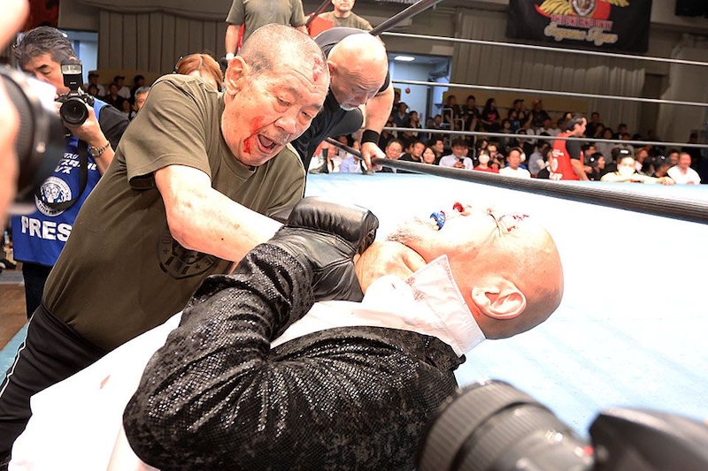 【ストロングスタイル】77歳・藤原が健在ぶり発揮 喜寿記念試合敗戦も村上を血祭り