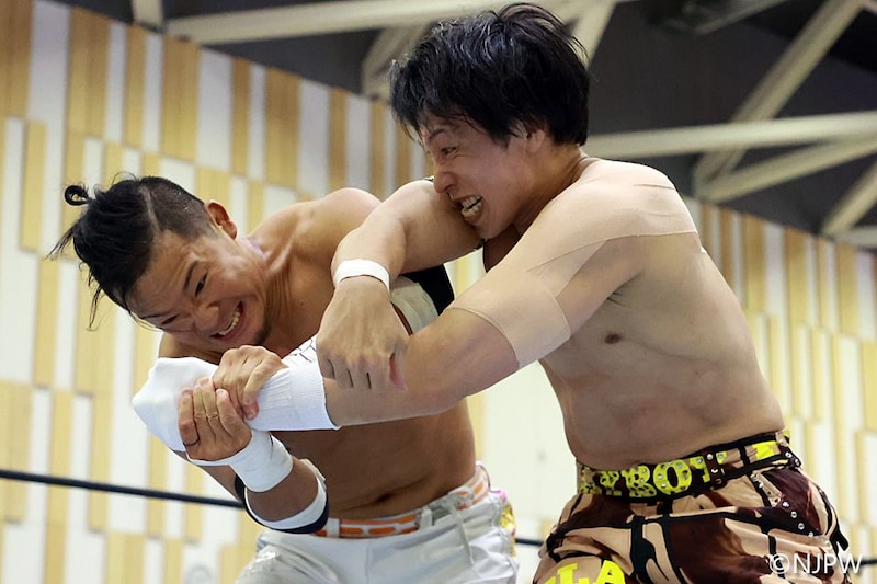 【新日本】KUSHIDAがYOHとの靴下攻撃合戦制して2勝目