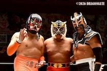 【DRAGONGATE】引退前のタイガーマスクがウルティモ&サスケと豪華トリオ結成 フジイを鮮やか料理
