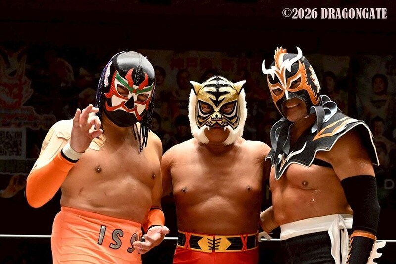 【DRAGONGATE】引退前のタイガーマスクがウルティモ&サスケと豪華トリオ結成 フジイを鮮やか料理