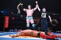 【新日本】赤髪&赤コス変貌のSANADAが5ヵ月ぶり復帰戦で暴走も…TAKESHITAがTV王座快勝V4