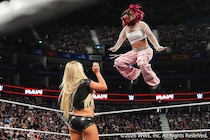 【WWE】クイーン・オブ・ザ・リング決勝戦へイヨが襲撃の女子世界王者リヴを返り討ち