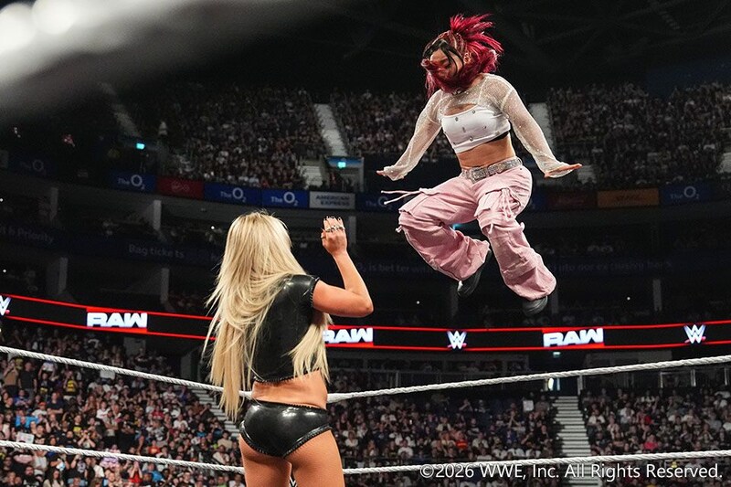 【WWE】クイーン・オブ・ザ・リング決勝戦へイヨが襲撃の女子世界王者リヴを返り討ち