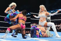 【WWE】ジュリアが元相棒キアナとの一騎打ちに快勝も SD初登場ブレイク・モンローが襲撃