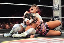 【WWE】イヨ快勝でサマースラム女子世界王座戦へ弾みも 王者リヴのベルト攻撃で屈辱大の字