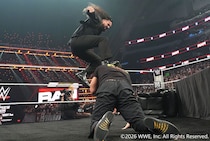 【WWE】サマースラム世界ヘビー戦へ調印式 ロリンズが王者レインズをストンプ葬