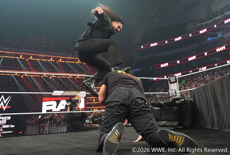 【WWE】サマースラム世界ヘビー戦へ調印式 ロリンズが王者レインズをストンプ葬