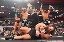 【WWE】オーティス&戸澤がザ・ビジョン襲撃も屈辱大の字