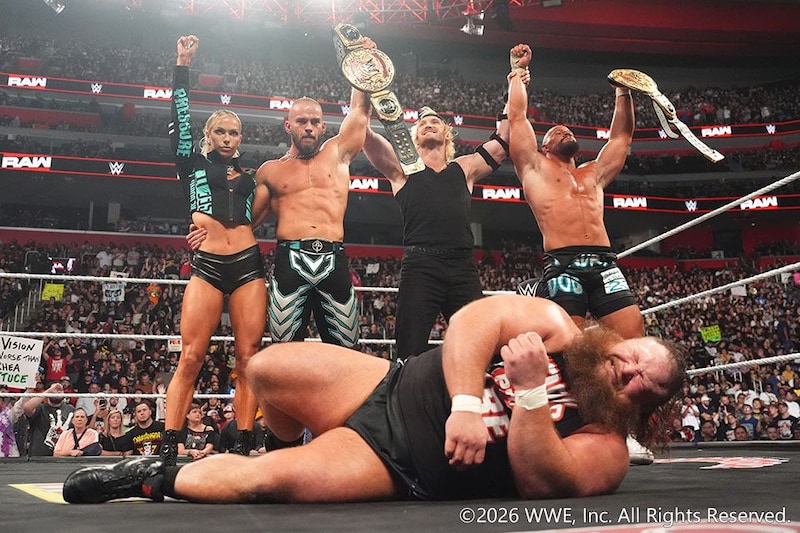 【WWE】オーティス&戸澤がザ・ビジョン襲撃も屈辱大の字