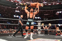 【WWE】オーティス&戸澤がブレイカー&セオリーに屈辱敗戦 ザ・ビジョンの試合後暴挙で大の字