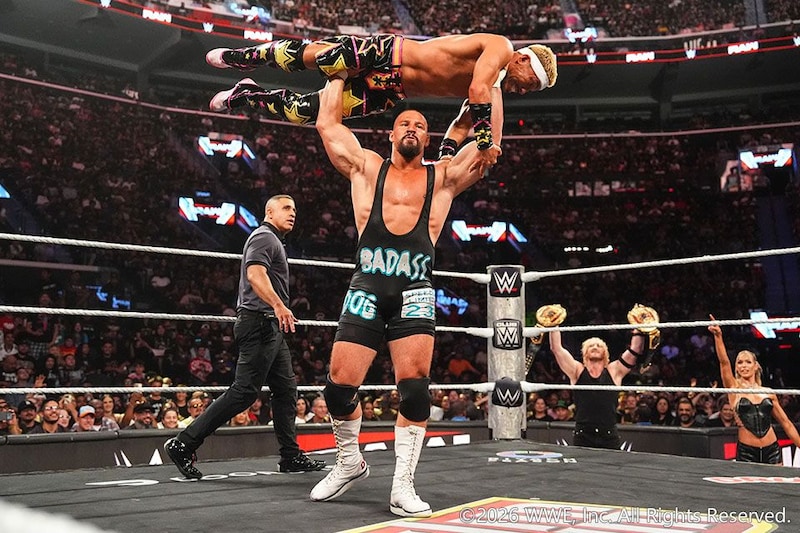 【WWE】オーティス&戸澤がブレイカー&セオリーに屈辱敗戦 ザ・ビジョンの試合後暴挙で大の字