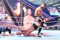 【WWE】元スマックダウンGMオールディスが3年ぶり復帰で奮闘もグンターが絞殺