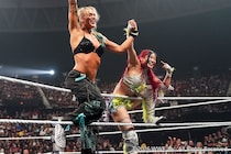 【WWE】イヨがソル・ルカと組んでラケル&ロクサーヌに快勝