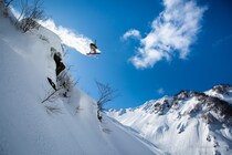 「ゲレンデの先にある自由 ―バックカントリー・フリーライディング―」スノーボーダーの二人によるトークイベント開催！│パタゴニア