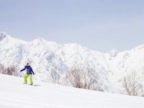 マウンテンラウンジで優雅に楽しむ、2泊3日のお任せスキープラン│星野リゾート 界アルプス