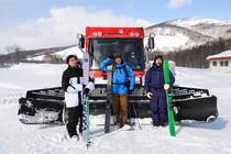 「普段と違うところへ行くのは大事」19年ぶりの兄弟旅。北海道パウダーベルトを河野三兄弟が巡る