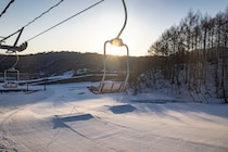 あさイチ滑った後にお花見も！5時55分～リフト運行のネコマ マウンテンで最高の朝活を