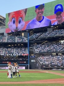 ルメール騎手がエスコンフィールドでファーストピッチを務める…「馬と違ってボールはコントロールできない」